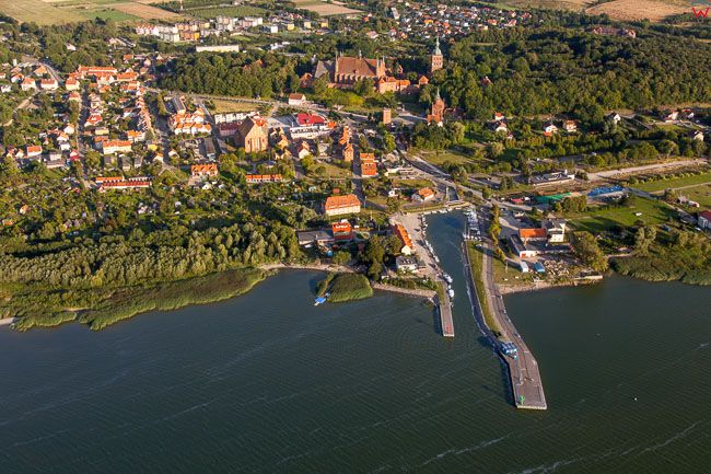 Frombork, miasto widoczne od strony Zalewu Wislanego. EU, PL, Warm-Maz. Lotnicze.